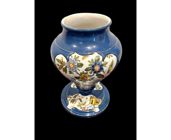 Vaso in maiolica con decoro a medaglioni con figure orientali.Felice Clerici.Milano.