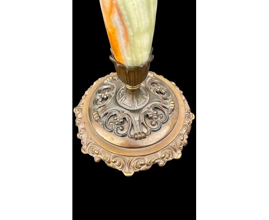 Lampada in bronzo con fusto in alabastro.Coppa paralume in vetro opaline.