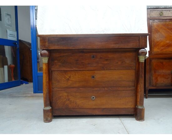 Cassettone Impero in noce massello con biglie piano in noce 1820 Francia