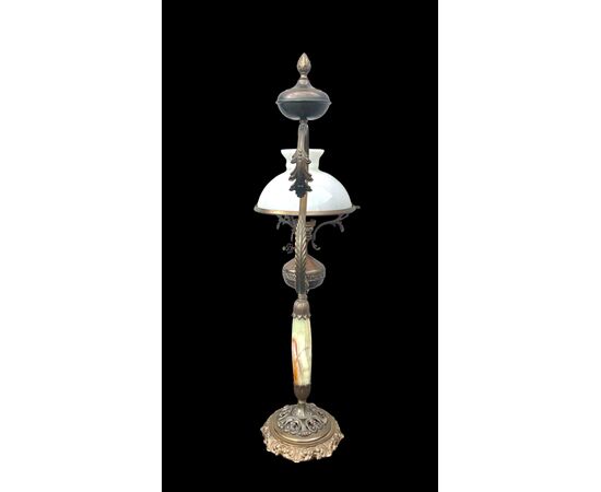 Lampada in bronzo con fusto in alabastro.Coppa paralume in vetro opaline.