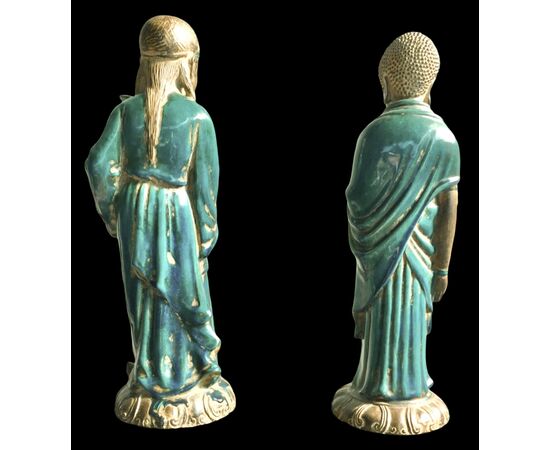 Coppia di figure orientali in terracotta parzialmente invetriata.Manifattura Ugo Zaccagnini.