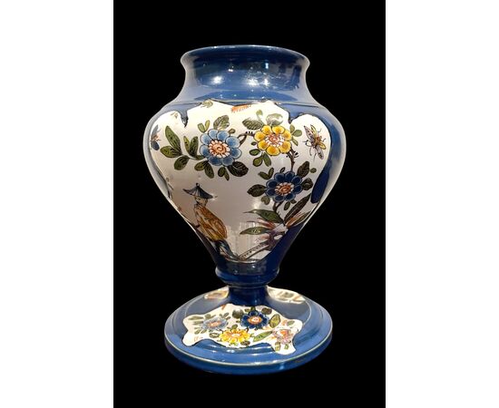 Vaso in maiolica con decoro a medaglioni con figure orientali.Felice Clerici.Milano.