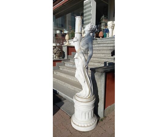 Statua in marmo bianco