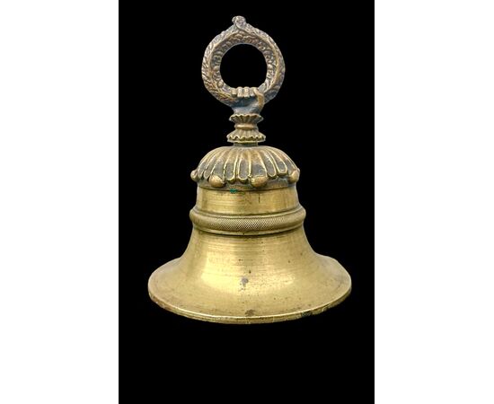 Campanello in bronzo con motivi geometrici.