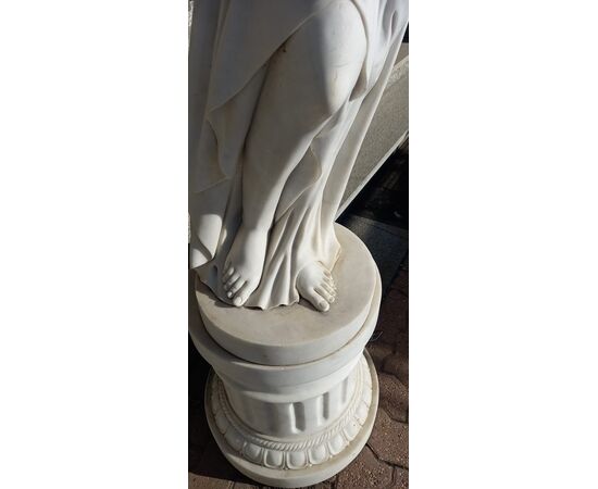 Statua in marmo bianco  