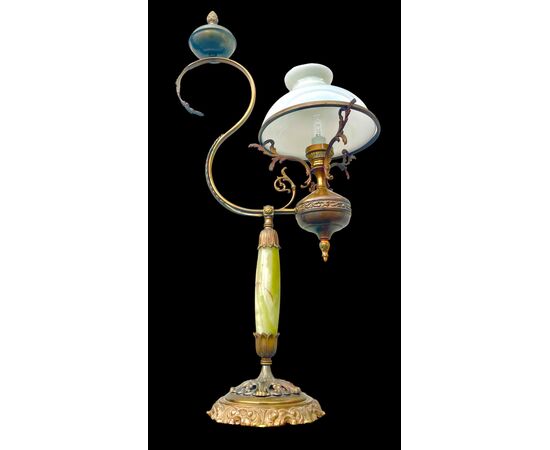 Lampada in bronzo con fusto in alabastro.Coppa paralume in vetro opaline.
