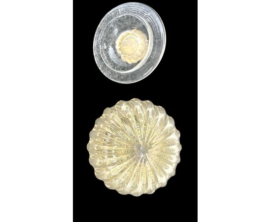 Scatola in vetro pesante sommerso con corpo tondo schiacciato e baccellato.Barovier e Toso.Murano.