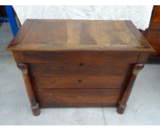 Cassettone Impero in noce massello con biglie piano in noce 1820 Francia