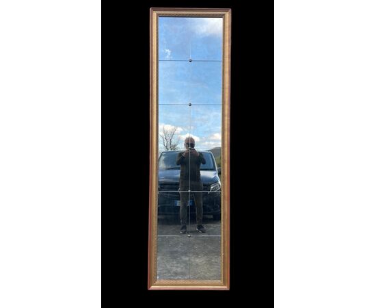 Grande specchiera in legno intagliato e dorato.