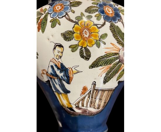 Vaso in maiolica con decoro a medaglioni con figure orientali.Felice Clerici.Milano.