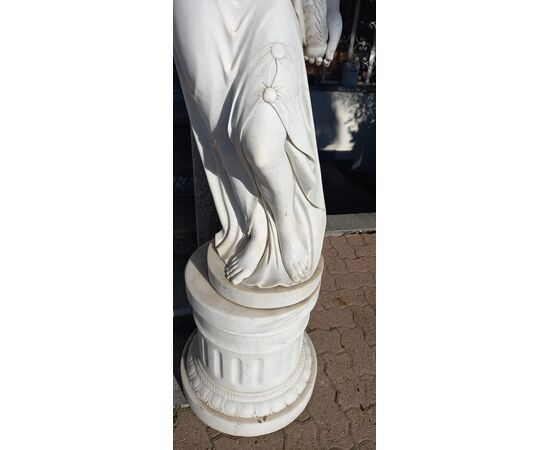 Statua in marmo bianco  