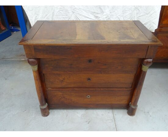 Cassettone Impero in noce massello con biglie piano in noce 1820 Francia