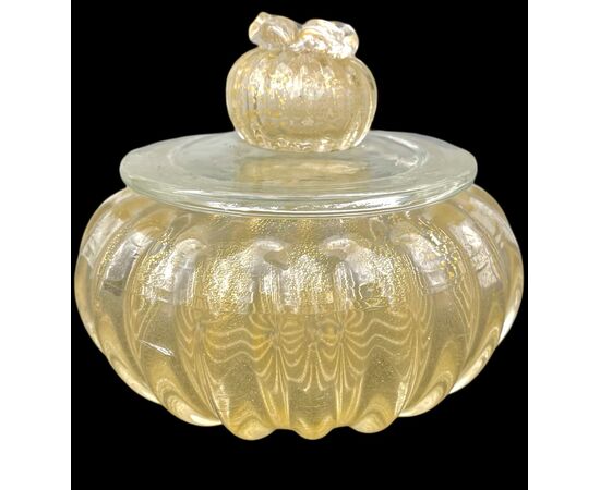 Scatola in vetro pesante sommerso con corpo tondo schiacciato e baccellato.Barovier e Toso.Murano.
