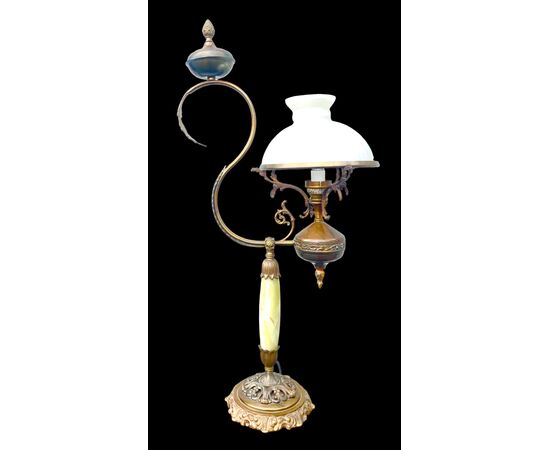 Lampada in bronzo con fusto in alabastro.Coppa paralume in vetro opaline.