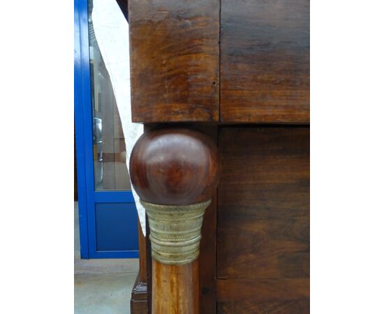 Cassettone Impero in noce massello con biglie piano in noce 1820 Francia