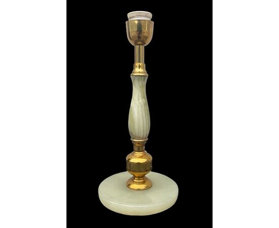 Lampada in ottone con fusto rastremato e base in alabastro.
