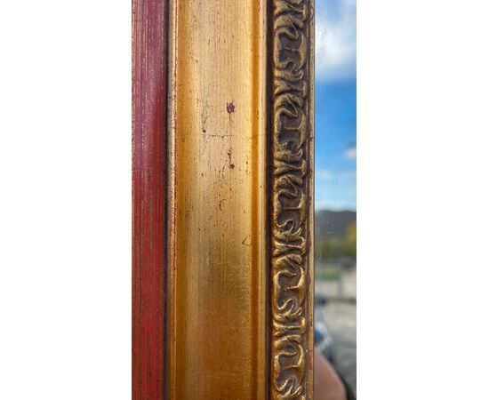Grande specchiera in legno intagliato e dorato.