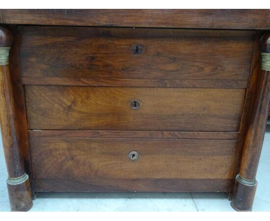 Cassettone Impero in noce massello con biglie piano in noce 1820 Francia