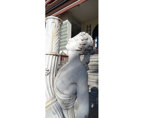 Statua in marmo bianco  