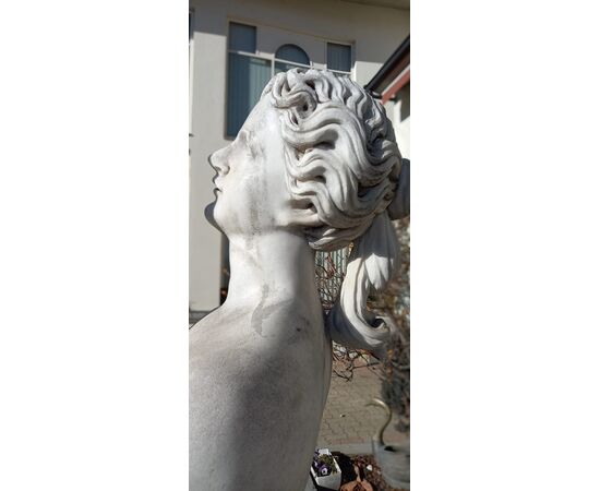 Statua in marmo bianco  