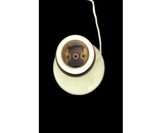 Lampada in ottone con fusto rastremato e base in alabastro.