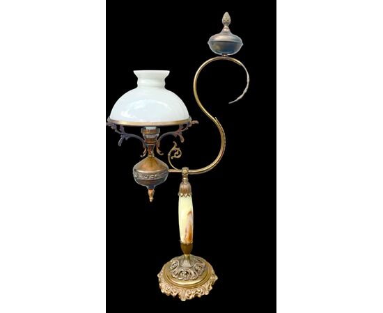 Lampada in bronzo con fusto in alabastro.Coppa paralume in vetro opaline.