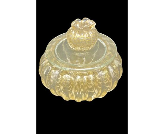 Scatola in vetro pesante sommerso con corpo tondo schiacciato e baccellato.Barovier e Toso.Murano.