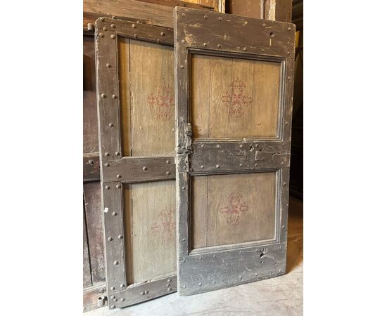 PTIR263 - N. 2 porte rustiche laccate, misure cm L 84/80 x H 188/177