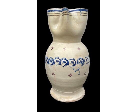 Brocca in maiolica con motivi a stampino.Grottaglie,Puglia.