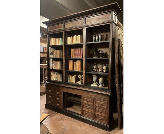 LIB161 - N. 3 librerie Decò simili con profili laccati, misure cm L 217 x H 260 x P 40