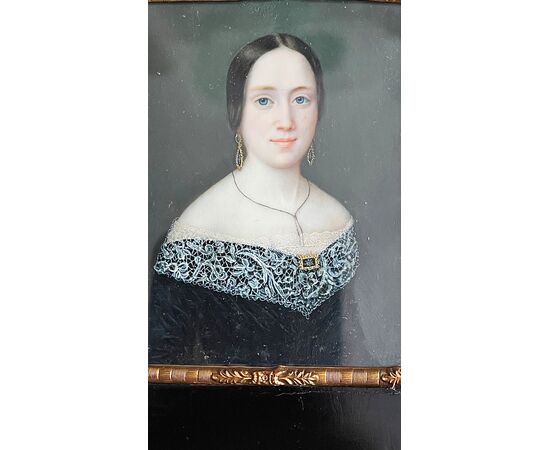 Miniatura olio su osso raffigurante figura femminile.