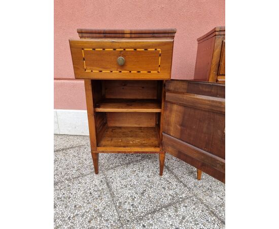 Coppia di comodini Luigi XVI in noce massiccio, intarsiati in acero – Veneto/Friuli, fine XVIII secolo