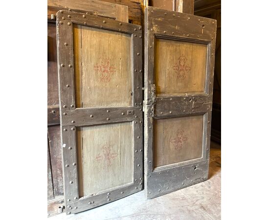 PTIR263 - N. 2 porte rustiche laccate, misure cm L 84/80 x H 188/177