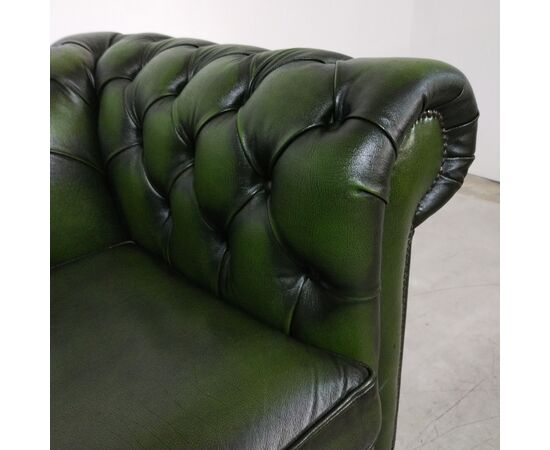 Divano 2 posti chesterfield modello club vintage inglese originale in pelle verde anticato 