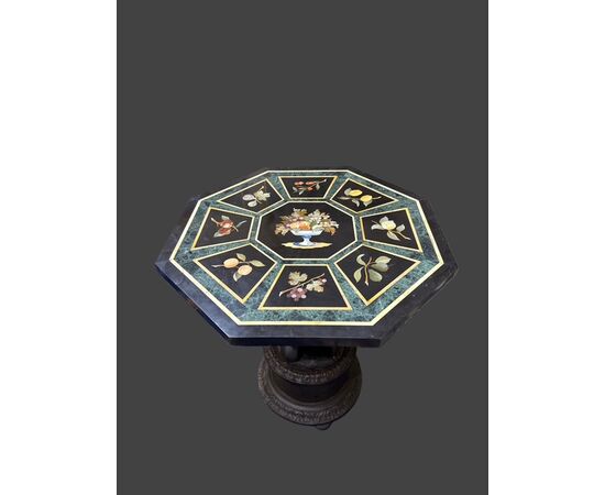 Tavolo con piano in pietre dure 
