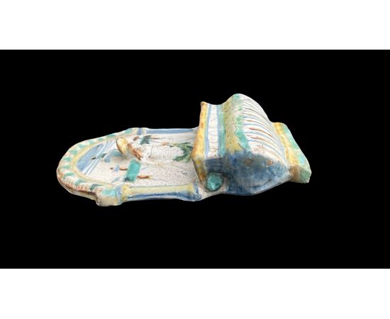 Acquasantiera in maiolica con figura di Cristo in rilievo.Deruta.
