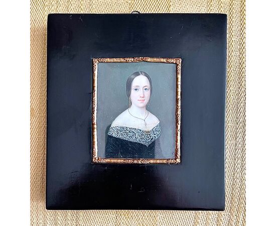 Miniatura olio su osso raffigurante figura femminile.
