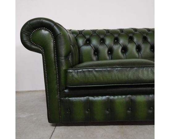 Divano 2 posti chesterfield modello club vintage inglese originale in pelle verde anticato 