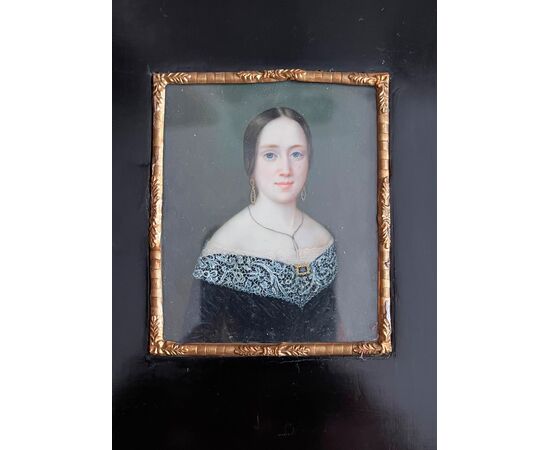 Miniatura olio su osso raffigurante figura femminile.