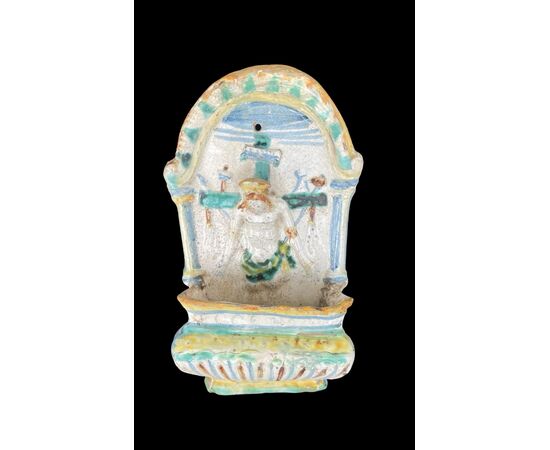 Acquasantiera in maiolica con figura di Cristo in rilievo.Deruta.