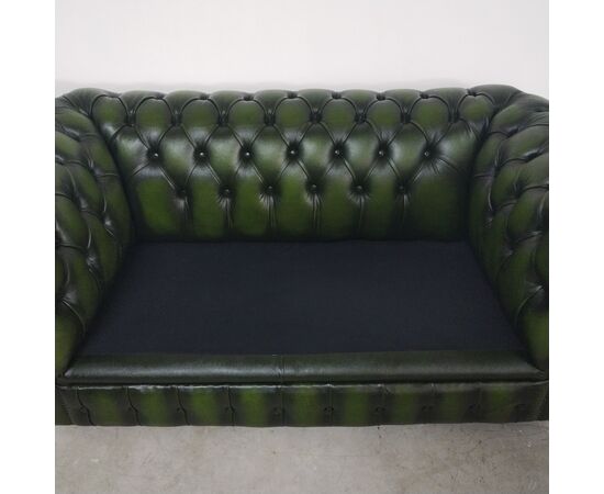 Divano 2 posti chesterfield modello club vintage inglese originale in pelle verde anticato 