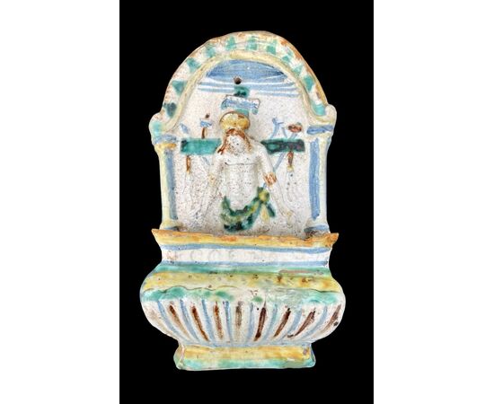 Acquasantiera in maiolica con figura di Cristo in rilievo.Deruta.