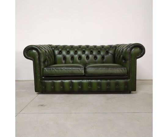 Divano 2 posti chesterfield modello club vintage inglese originale in pelle verde anticato 
