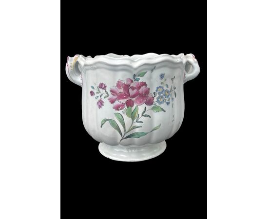 Vaso cache-pot in maiolica con decoro alla rosa.Strasburgo.