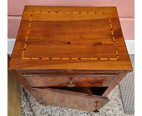 Coppia di comodini Luigi XVI in noce massiccio, intarsiati in acero – Veneto/Friuli, fine XVIII secolo