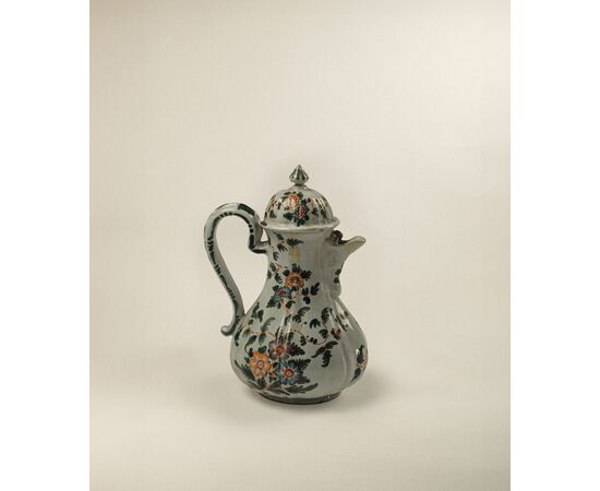 Caffettiera in maiolica policroma, Veneto, XVIII secolo