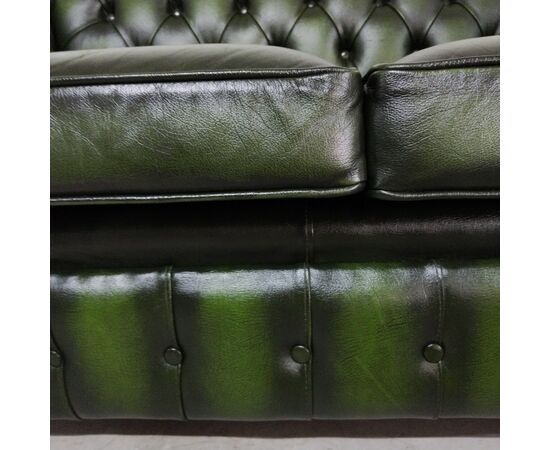 Divano 2 posti chesterfield modello club vintage inglese originale in pelle verde anticato 