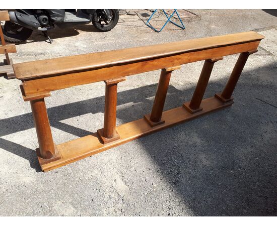 Elegante balaustra in legno di noce restaurata.  misure cm. 200 per 78 per 17