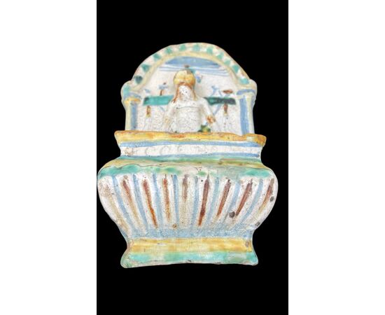 Acquasantiera in maiolica con figura di Cristo in rilievo.Deruta.