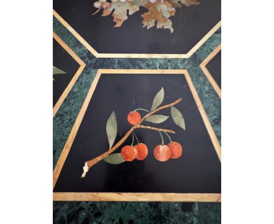 Tavolo con piano in pietre dure 